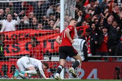Thắng đội hạng dưới trên chấm luân lưu nghẹt thở, MU hẹn Man City ở chung kết Cúp FA