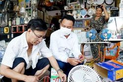 Chớm hè, người dân Hà Nội đổ xô sắm quạt tích điện để ứng phó với nắng nóng