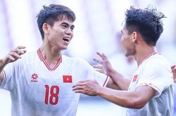 Khuất Văn Khang lập siêu phẩm đá phạt từ khoảng cách 30m vào lưới Indonesia, được khen đẹp hơn cả giải Puskas của Salah