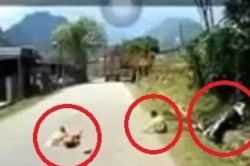 Clip: Vượt như tự sát, xe máy phi vào xe tải, 2 người gặp đại nạn