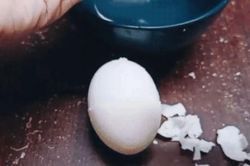 Phân biệt trứng sống - trứng chín bằng một mẹo siêu hay, chắc chắn nhiều chị em chưa biết cách này!