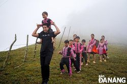 Ca sĩ Khải Đăng giới thiệu hình ảnh đất nước qua MV 'Một vòng Việt Nam'