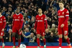 Liverpool thua sốc derby, hụt hơi trong cuộc đua vô địch Ngoại hạng Anh