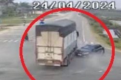 Clip: Nhanh vài 'tích tắc', xe tải tông bẹp ô tô