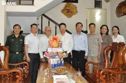 Chủ tịch Ủy ban MTTQ Việt Nam thành phố Ngô Xuân Thắng thăm các chiến sĩ Điện Biên
