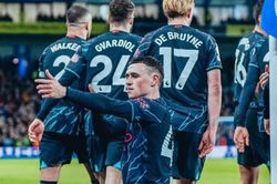 Foden lập cú đúp, Man City đại thắng để tuyên chiến Arsenal trên đỉnh bảng