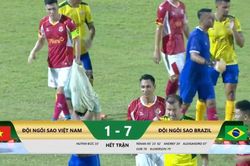 Tiến Linh kiến tạo cho Huỳnh Đức ghi bàn trong trận đấu giữa các ngôi sao Việt Nam và những huyền thoại Brazil