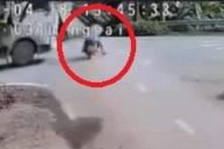 Clip: Chạy xe máy như chốn không người, tạt đầu xe tải, tài xế rước họa vào thân