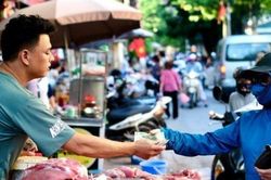 Giá lợn hơi tăng cao, giá thịt lợn ngoài chợ thế nào?