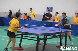 Hơn 100 vận động viên dự giải bóng bàn, cầu lông quận Thanh Khê