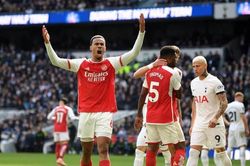 Thủ môn mắc sai lầm, Arsenal vẫn thắng Tottenham kịch tính để dẫn đầu BXH và tạo cách biệt với Man City