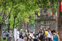 Hà Nội: Phố đi bộ hồ Gươm vẫn nhộn nhịp trong ngày nóng bức
