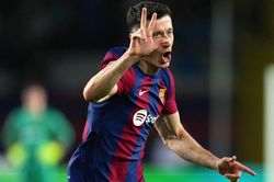 Lewandowski lập hat-trick, Barcelona níu kéo hy vọng đua vô địch La Liga