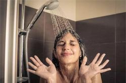 Có nên tắm nhiều lần để giải nhiệt khi trời nắng nóng?