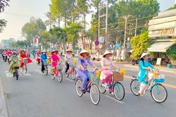 Khoảng 5.500 phụ nữ tham gia diễu hành 'Áo dài - Rạng ngời sắc sen'