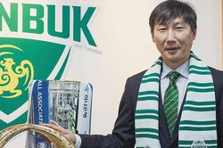 Cộng đồng mạng 'chia đôi chiến tuyến' vì HLV Kim Sang Sik