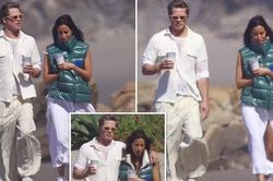 Ảnh lãng mạn hiếm hoi của Brad Pitt và bạn gái trên bãi biển