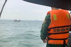 Hơn 30 phương tiện tìm kiếm 2 thuyền viên mất tích trên biển do chìm tàu