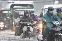 Những lưu ý lái xe máy khi trời mưa lớn