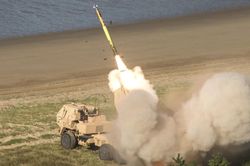 Khoảnh khắc Nga oanh tạc bệ phóng HIMARS do Mỹ cung cấp ở Ukraine