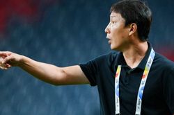 HLV Kim Sang Sik có 12 trợ lý, cùng ông Park Hang Seo xem trận Thể Công Viettel vs LP Bank HAGL