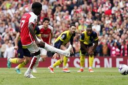 'Chiến binh không phổi' rực sáng, Arsenal gia tăng áp lực lên cuộc đua vô địch