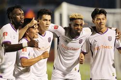 Tiến Linh 'chào' HLV Kim Sang Sik bằng bàn thắng đưa Bình Dương lên nhì bảng V-League