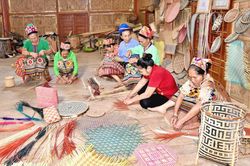 Sản phẩm mây tre đan rực rỡ sắc màu qua bàn tay phụ nữ Thái ở Nghệ An