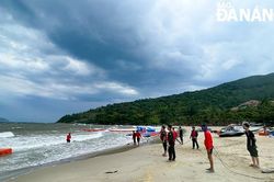 Kịp thời ứng cứu tàu cá mắc cạn tại bãi biển Tiên Sa