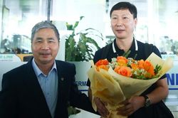HLV Kim Sang Sik có mặt tại sân bay Nội Bài, bắt đầu hành trình làm HLV trưởng đội tuyển Việt Nam