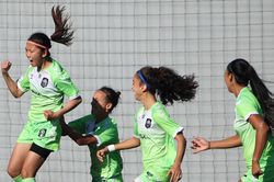 Huỳnh Như lập 'siêu phẩm' sút phạt, Lank FC thoát nguy cơ xuống hạng sớm