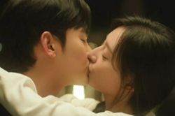 'Nữ hoàng nước mắt': Chi tiết cảnh quay tình cảm của Kim Soo Hyun và Kim Ji Won tại Đức