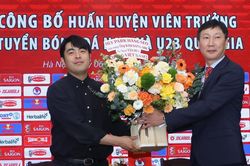 Thầy Park tặng hoa cho tân HLV ĐT Việt Nam, không quên nhắn nhủ lời khuyên quý báu