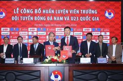 HLV Kim Sang Sik khác với HLV Park Hang Seo