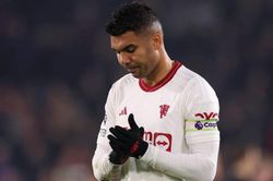 Casemiro được khuyên đi 'dưỡng già' khi liên tục mắc lỗi nặng ở trận thua đậm Crystal Palace
