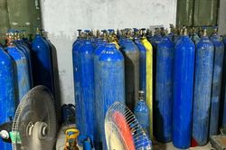 Đột kích kho bỏ hoang, thu giữ hơn 340 bình 'khí cười' ngụy trang tinh vi