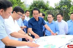 Đồng chí Phó Chủ tịch UBND tỉnh kiểm tra vị trí xây dựng Trường PTDT Nội trú THCS&THPT Sông Mã