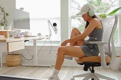 Chiếc bàn đứng đáng tiền, giải độc và chữa lành cho dân văn phòng