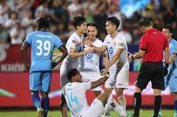 Sao trẻ U23 Việt Nam ghi bàn khi HLV Kim Sang Sik dự khán, đội bóng của Văn Toàn mở toang cửa vô địch V-League