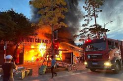 Cửa hàng, quán ăn ở Hải Phòng bốc cháy dữ dội