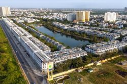 Bầm dập vì trái phiếu, doanh nghiệp địa ốc quay về cổ phiếu