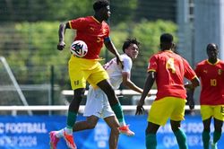 HLV Shin Tae Yong nhận thẻ đỏ, U23 Indonesia tan mộng Olympic