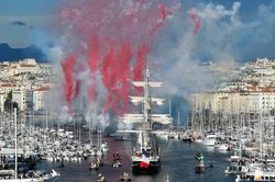 Ngọn lửa Olympic cập cảng Marseille