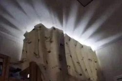 Nửa đêm bừng tỉnh, cô gái giật mình bởi vầng hào quang sáng rực trong phòng