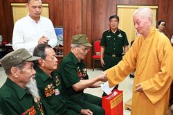 Đức Pháp chủ GHPGVN thăm các cựu chiến binh Điện Biên Phủ và đồng bào dân tộc tại tỉnh Điện Biên