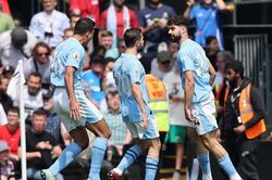 Thắng đậm Fulham, Man City vươn lên dẫn đầu cuộc đua vô địch