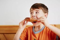 Đồ ăn rơi xuống đất 5 giây có còn an toàn?