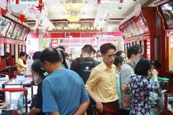 Hà Nội: Người dân xếp hàng đi mua vàng, nhẫn tròn trơn 'cháy hàng'