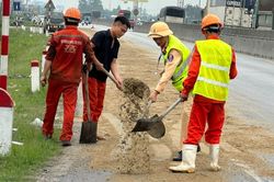 Kịp thời xử lý vết dầu loang trên Quốc lộ làm nhiều người trượt ngã