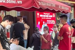 Nhiều người vội vã đi bán vàng